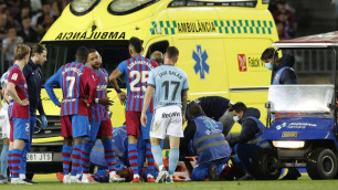 Стало известно о состоянии потерявшего сознание во время матча футболиста "Барселоны"