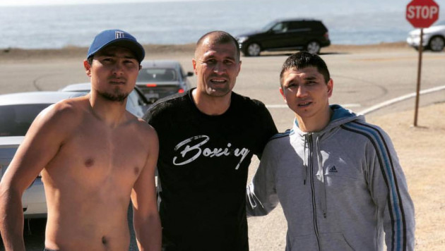 Казахстанский боксер посетил бой Ковалева и поздравил его с победой