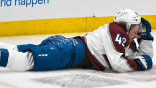 В НХЛ защитник получил ужасную травму после силового приема