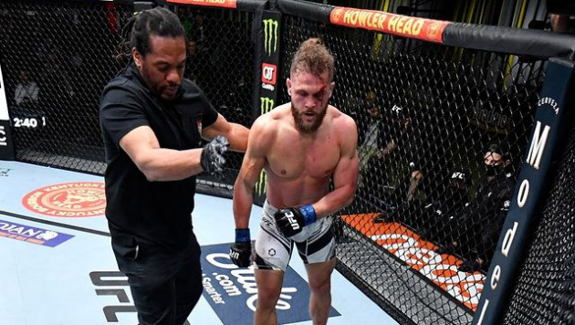 Незаслуженная победа? Чемпион UFC возмутился судейством в бою уроженца Казахстана