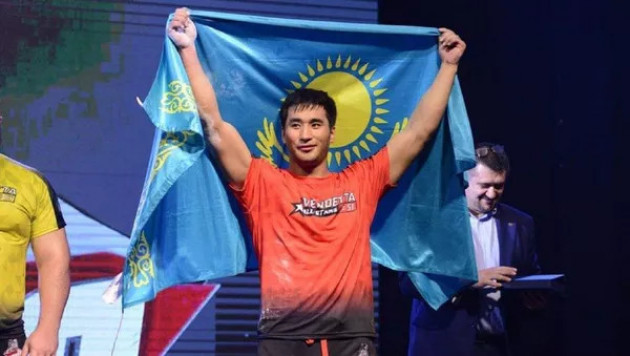 Казахстанец победил легенду армрестлинга на международном турнире