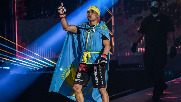 Казахстанец приблизился к бою с легендой UFC