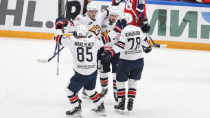 В матче с участием казахстанцев в КХЛ было заброшено 8 шайб и произошла драка