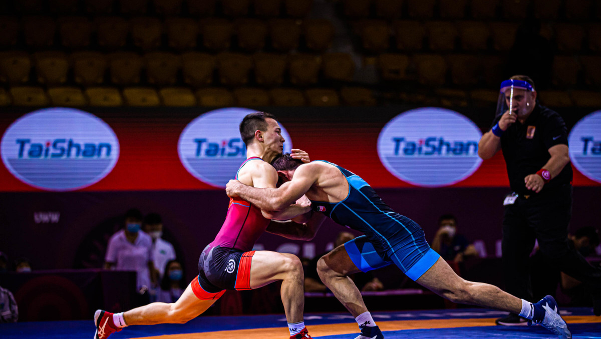 Казахстанский борец вышел в 1/2 финала после камбэка на чемпионате мира