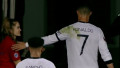 Роналду оттолкнул девушку во время матча Лиги Европы