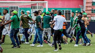 Сотни фанатов напали на футболистов в Колумбии