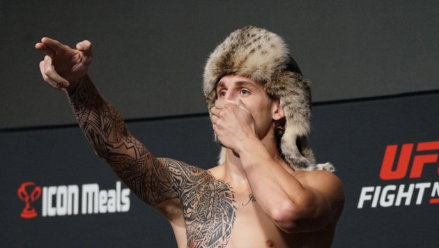 Американский боец снова надел казахский головной убор перед поединком в UFC