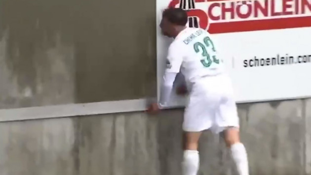 В Германии футболист врезался в бетонную стену во время матча и улетел в нокаут