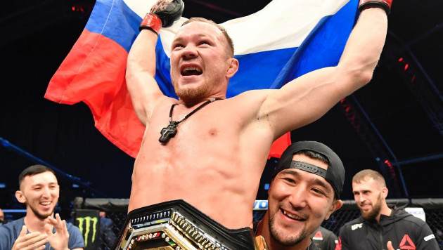 Экс-чемпион UFC из России толкнул соперника на дуэли взглядов