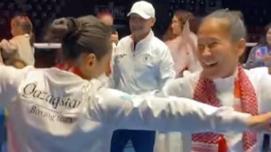 Казахстанские боксерши отметили победу на ЧА-2022 зажигательными танцами с болельщиками