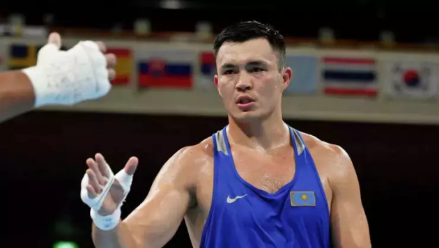 Призер Олимпиады из Казахстана уступил узбекистанцу в бою за золото ЧА-2022