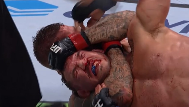 Кровавый бой экс-претендентов на титул завершился сабмишеном на UFC 281