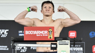 Казахстанский боец принял решение о своем будущем после скандального поражения в UFC