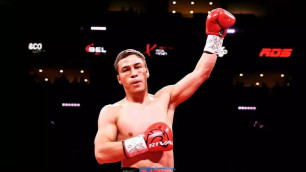Батыр Джукембаев сделал заявление перед титульным боем и показал фото с лучшим боксером мира
