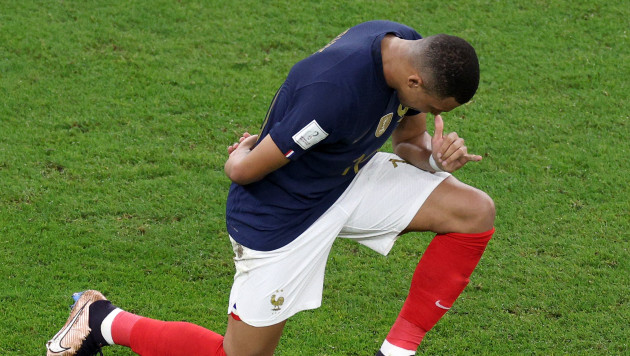 Франция пробилась в четвертьфинал ЧМ-2022 с дублем Мбаппе и рекордом бомбардира