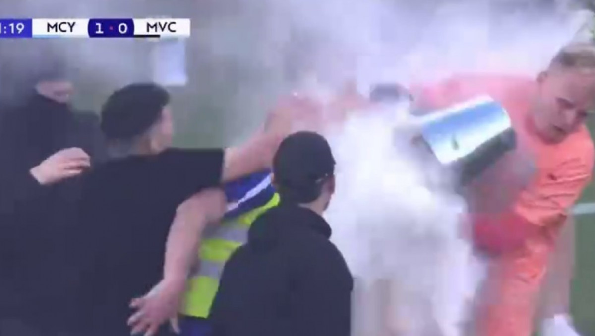 "Ведром по голове". Болельщики выбежали на поле и устроили драку с футболистами