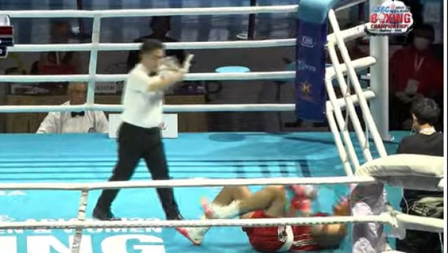 Казахстанский боксер проиграл узбеку мощным нокаутом и остался без медали ЧА