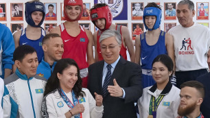 "Удар хороший, да". Президент Казахстана оценил силу чемпионки мира по боксу