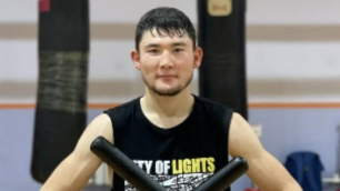 Появилось видео, как казахский боксер разбил лицо в кровь чемпиону из Испании