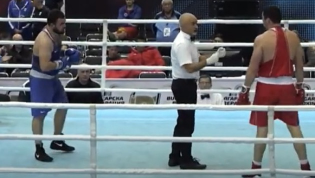 Видео полного боя с дисквалификацией казахстанца на малом ЧМ по боксу