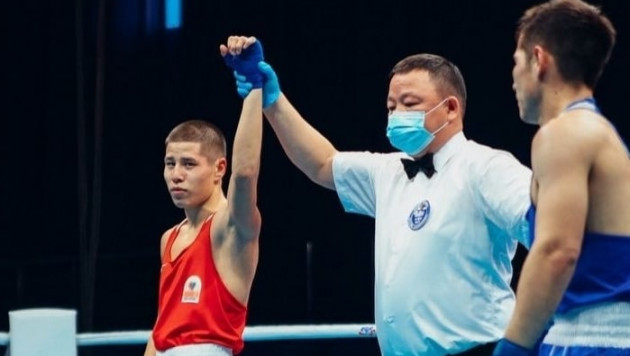 Как казахстанский боксер побил главную сенсацию малого ЧМ по боксу. Видео