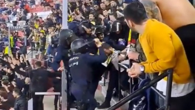 Полиция прямо на трибуне жестко избила фаната во время матча Лиги Европы (Видео)