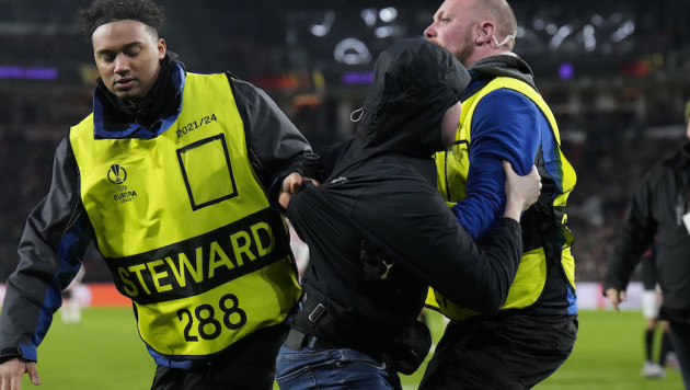 ПСВ наказал фаната за нападение на вратаря в матче Лиги Европы