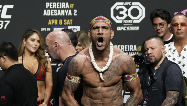 Экс-чемпион UFC отреагировал на издевательства соперника над его сыном