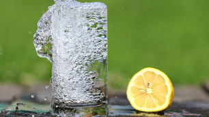 Сколько стаканов воды нужно пить в день