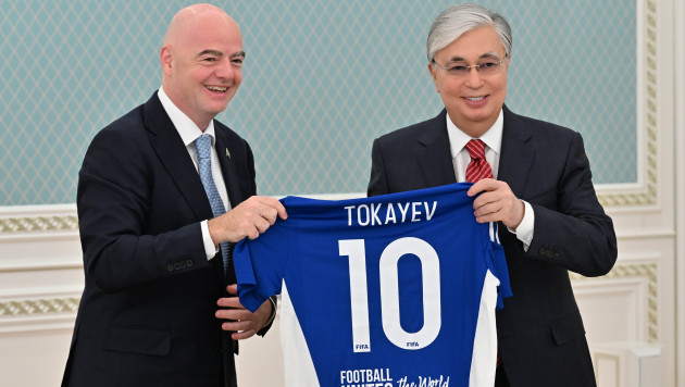 Глава ФИФА подарил Токаеву именную футболку
