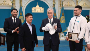 Казахстанские боксеры подарили Токаеву перчатки