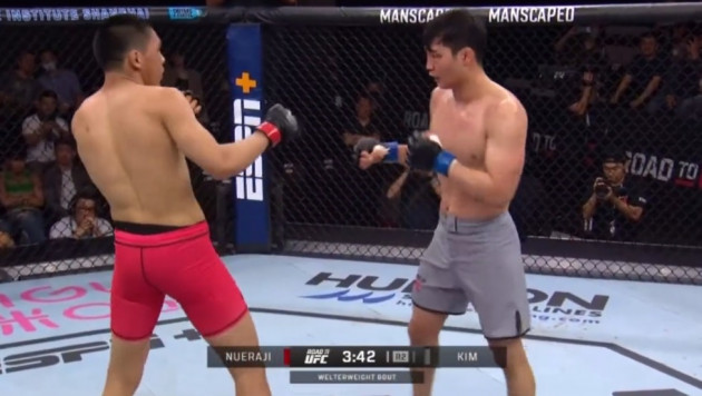 Казахский боец из Китая нокаутировал соперника на турнире за контракт с UFC