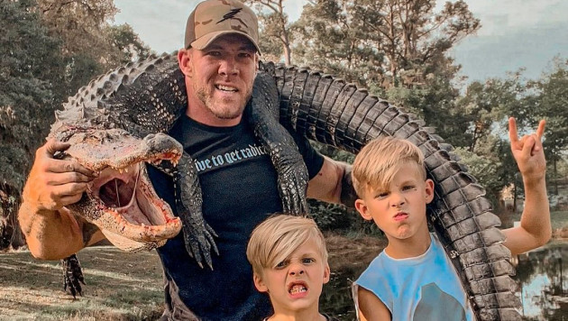 Боец MMA поймал трехметрового крокодила возле школы в США