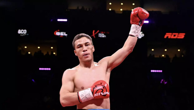 Казахстанец сразился с лучшим боксером мира