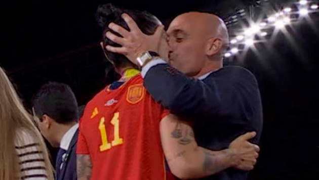 ФИФА открыла дело в отношении главы испанской федерации после скандального поцелуя