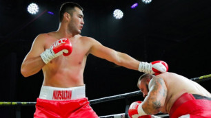 Казахстанский супертяж проиграл нокаутом боксеру из Узбекистана