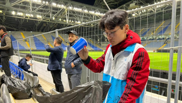 Фанаты убрали мусор на "Астана Арене" после матча Казахстан - Северная Ирландия