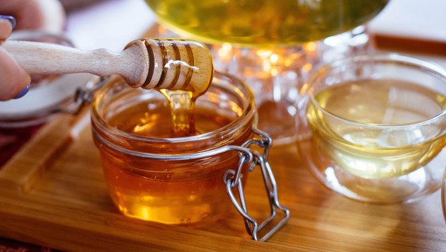 Почему мёд нельзя запивать горячим чаем