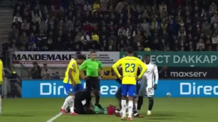 Матч "Аякса" был прерван из-за страшной травмы вратаря (Видео)