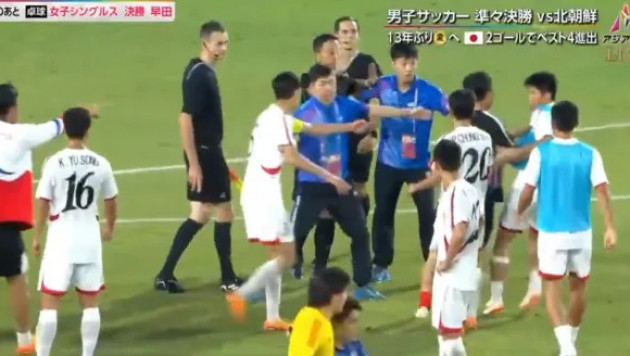 Скандал на Азиаде: футболисты КНДР напали на судью и отобрали воду у соперников