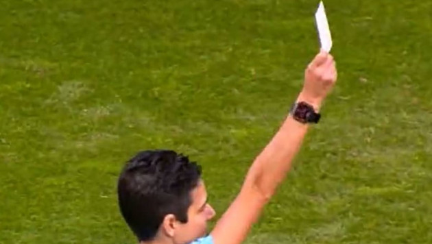 Судья показал футболисту белую карточку. Что это значит?