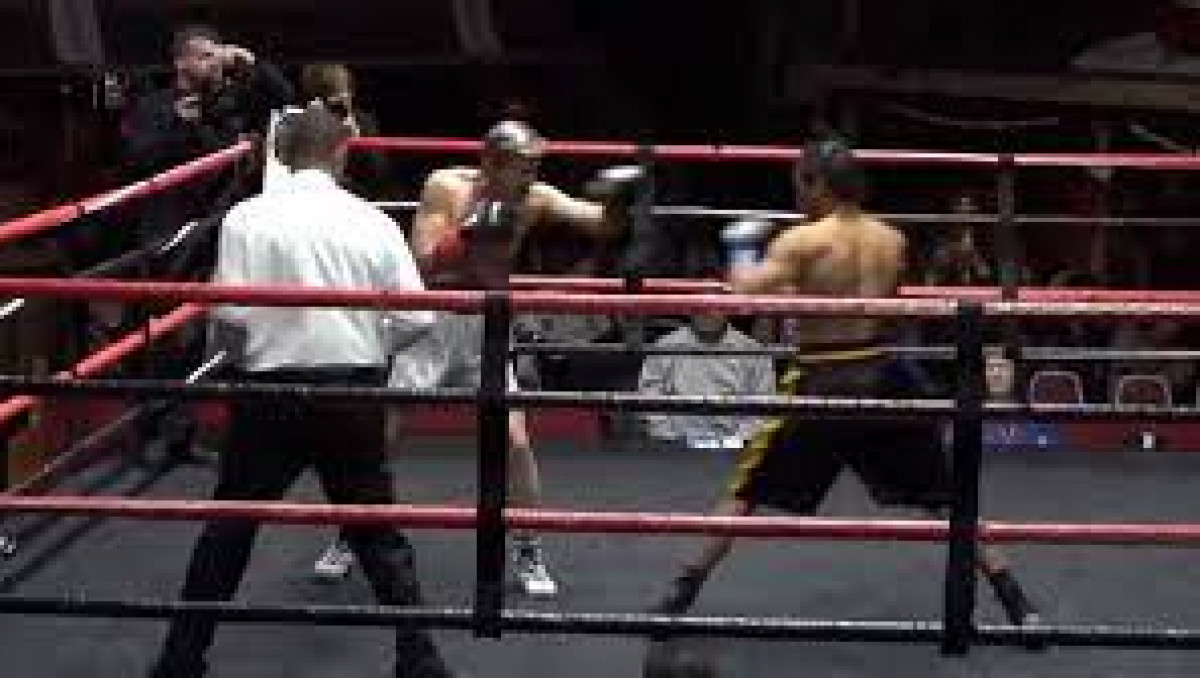 Брутальным нокаутом закончился дебют 59-летнего боксера (Видео)