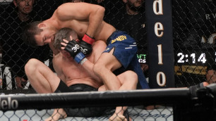 Шавкат Рахмонов задушил Стивена Томпсона на UFC 296