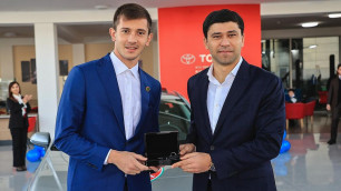 Вратарю сборной Таджикистана подарили автомобиль за выступление на Кубке Азии