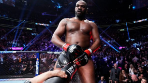 Чемпион UFC на спор "сломал" ногу фанату: видео
