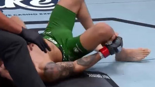 Жуткой травмой закончился главный бой на турнире UFC с участием казаха