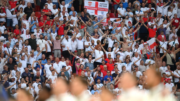 Семьи игроков сборной Англии пострадали на Евро из-за буйства фанатов