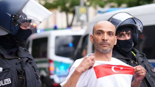 Раненые сотрудники и столкновения фанатов. Полиция отчиталась по матчу Нидерланды - Турция