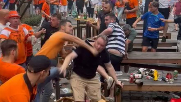 В бой пошли стулья. Болельщики Нидерландов напали на английских фанатов на Евро-2024: видео
