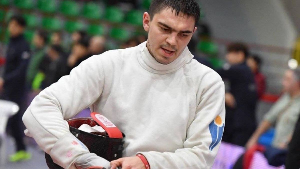 Казахстанец стартовал с победы и получил чемпиона Олимпиады по фехтованию